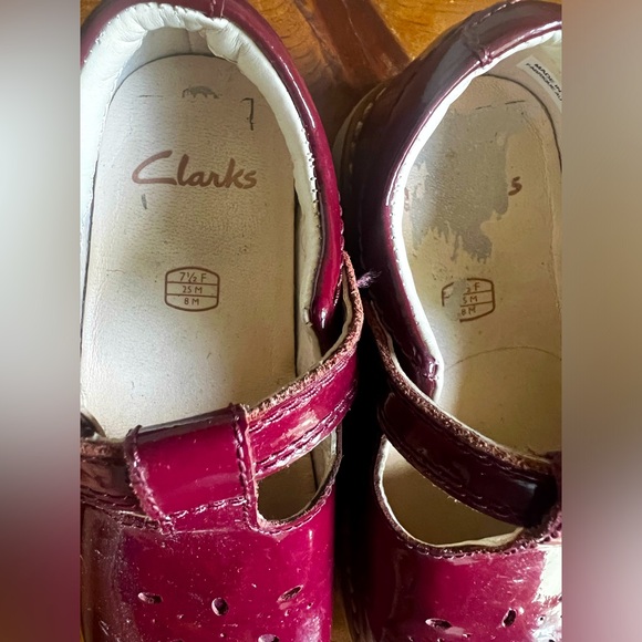 Burgundy Toddler Clark’s Mary Jane shoes in size 7.5. - Picture 2 of 3